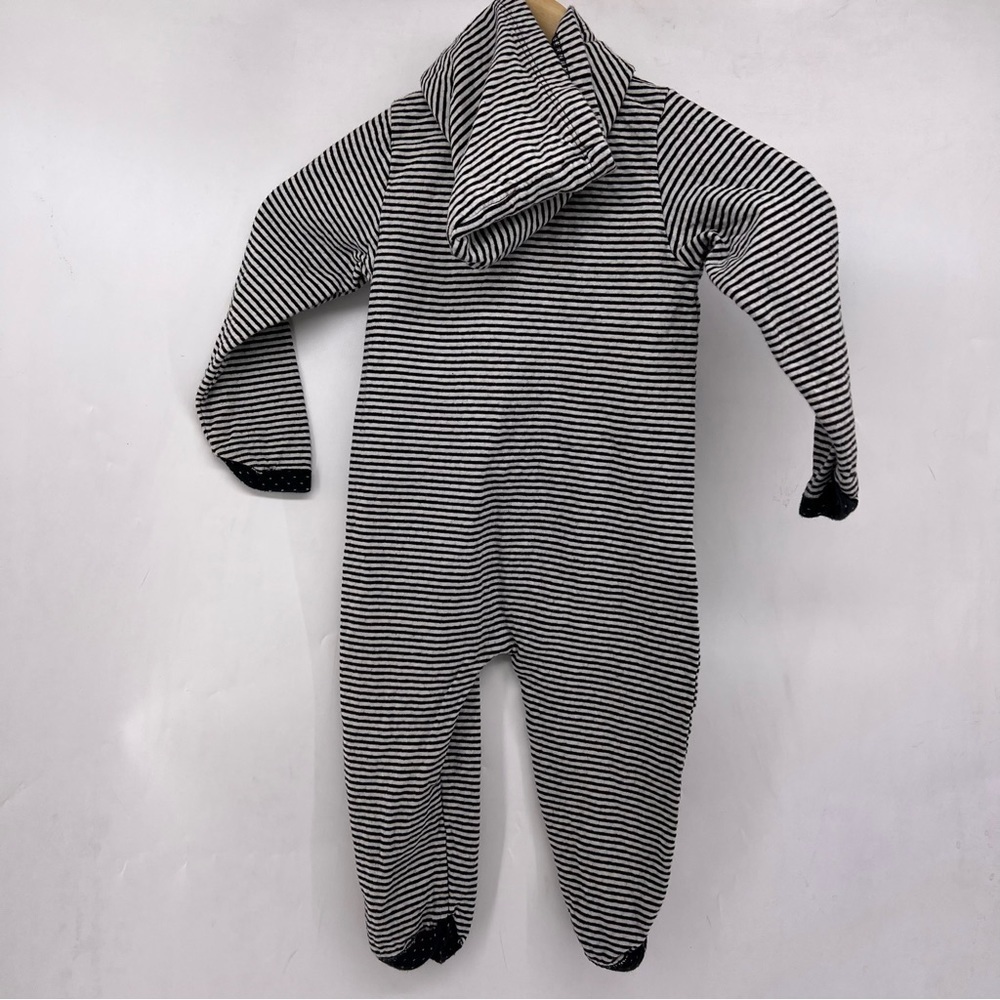 5/$25 Peek black and white Xl 18-24 one piece hoodie - Picture 2 of 4